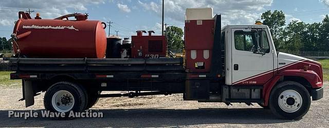 Image of Freightliner FL70 equipment image 3