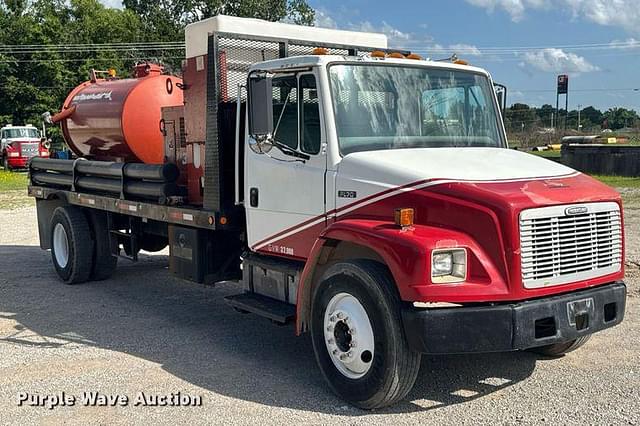 Image of Freightliner FL70 equipment image 2