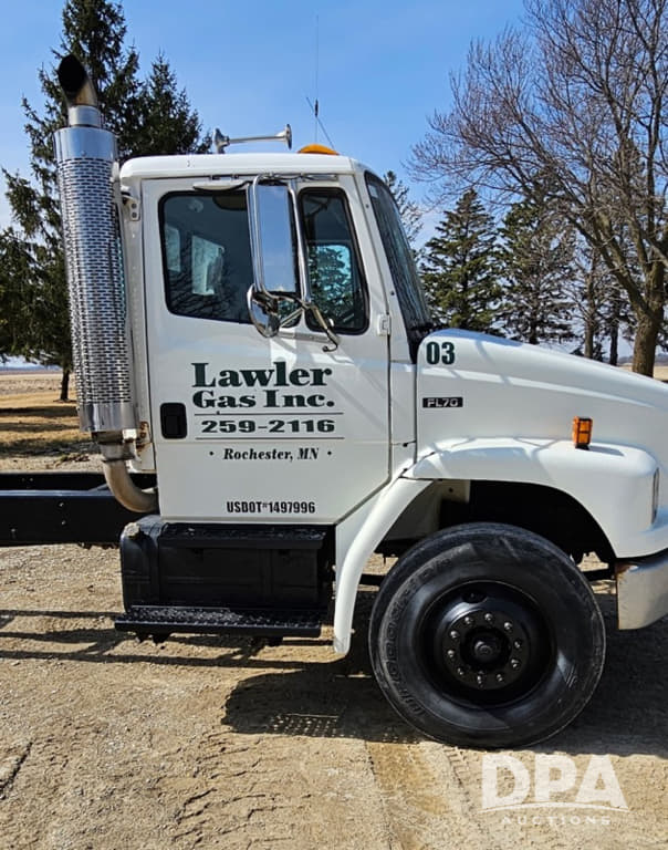 Image of Freightliner FL70 equipment image 3