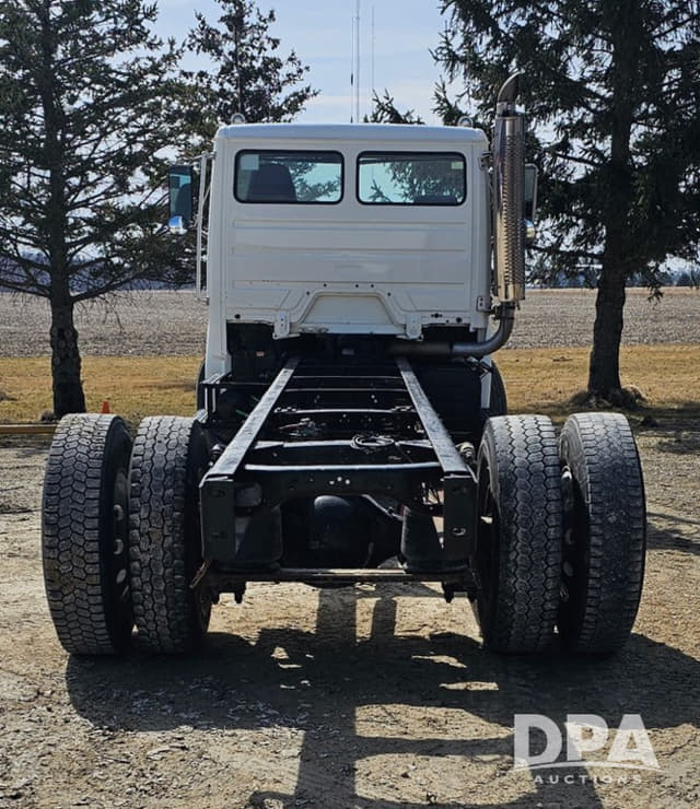 Image of Freightliner FL70 equipment image 4