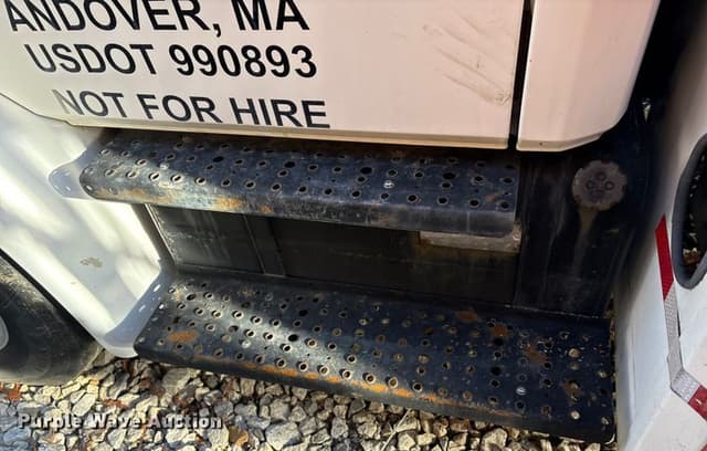 Image of Freightliner FL80 equipment image 4