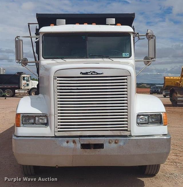 Image of Freightliner FLD equipment image 1