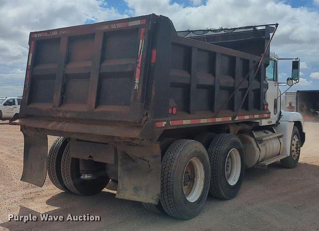 Image of Freightliner FLD equipment image 4