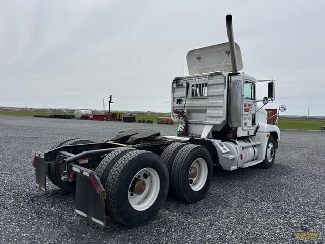 Image of Freightliner FLD120 equipment image 2