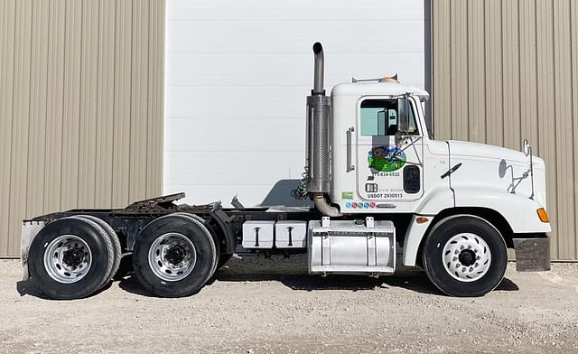 Image of Freightliner FLD120 equipment image 2