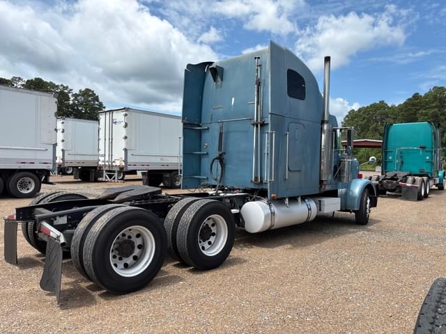 Image of Freightliner FLD132 equipment image 2