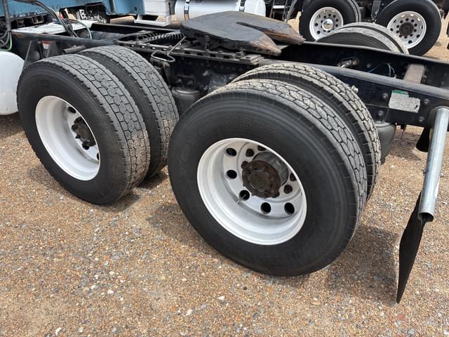 Image of Freightliner FLD132 equipment image 4