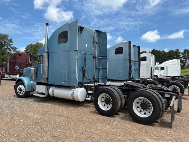 Image of Freightliner FLD132 equipment image 3