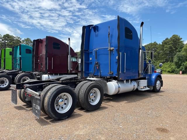 Image of Freightliner FLD132 equipment image 2