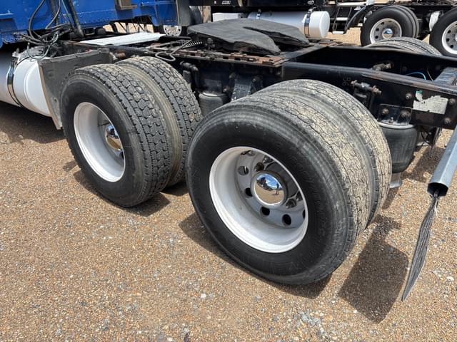 Image of Freightliner FLD132 equipment image 4