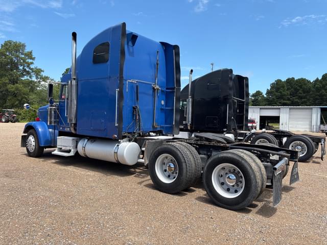 Image of Freightliner FLD132 equipment image 3