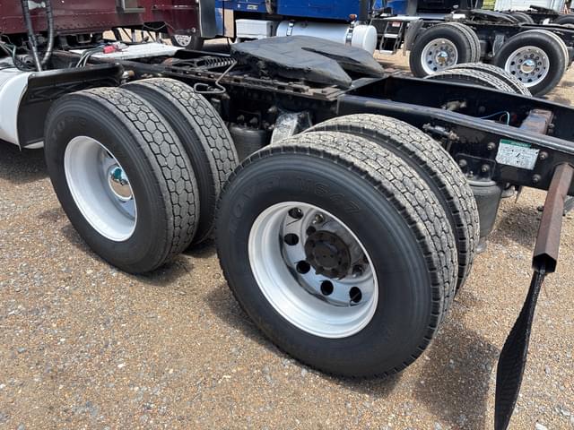 Image of Freightliner FLD132 equipment image 4