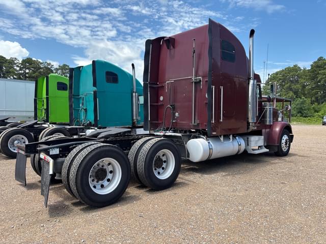 Image of Freightliner FLD132 equipment image 2
