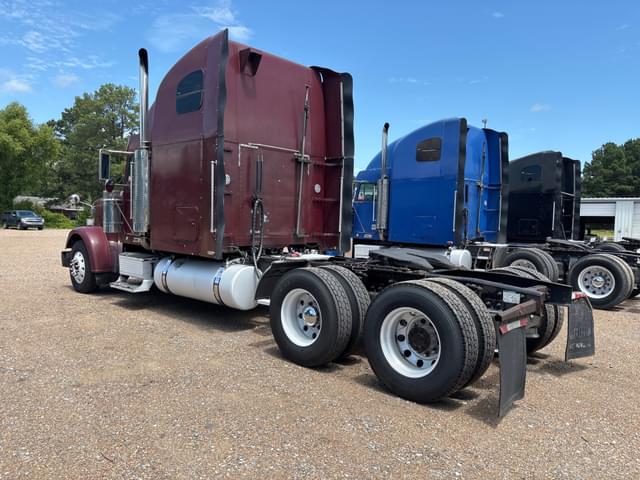 Image of Freightliner FLD132 equipment image 3