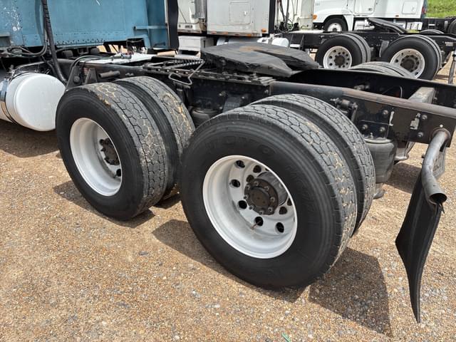Image of Freightliner FLD132 equipment image 4