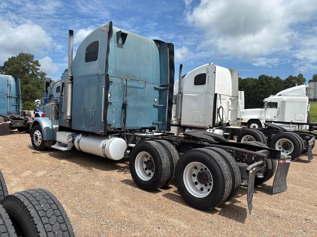 Image of Freightliner FLD132 equipment image 3