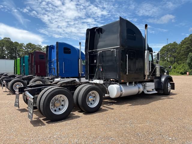 Image of Freightliner FLD132 equipment image 2