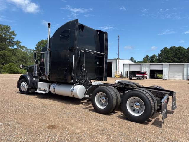 Image of Freightliner FLD132 equipment image 3
