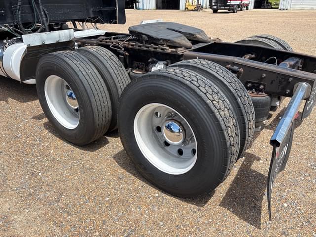 Image of Freightliner FLD132 equipment image 4