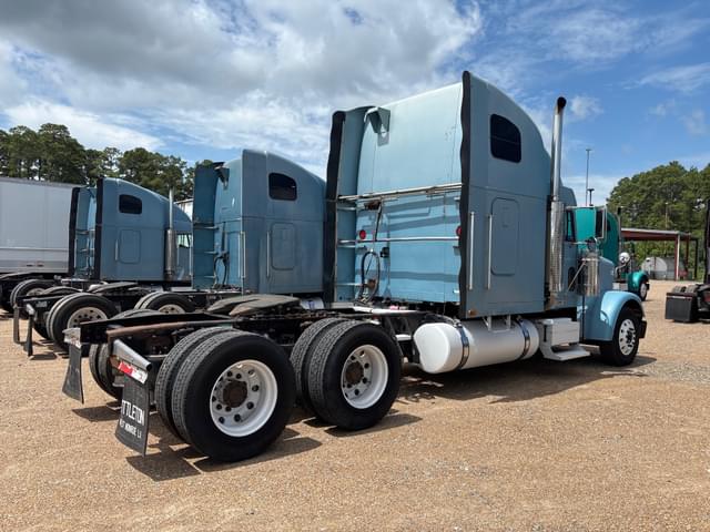 Image of Freightliner FLD132 equipment image 2