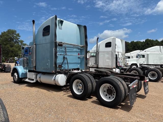 Image of Freightliner FLD132 equipment image 3