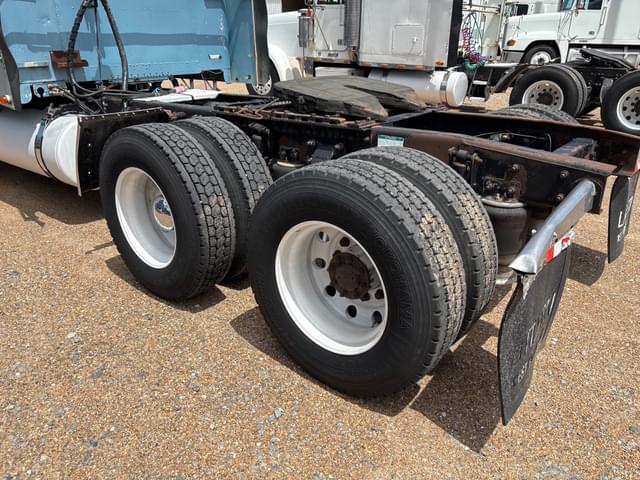 Image of Freightliner FLD132 equipment image 4