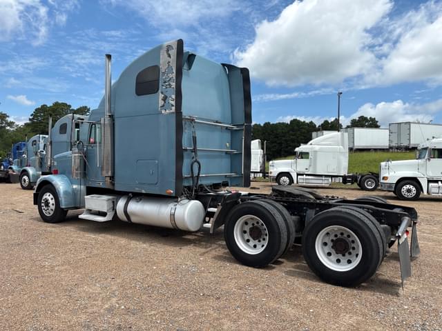 Image of Freightliner FLD132 equipment image 3
