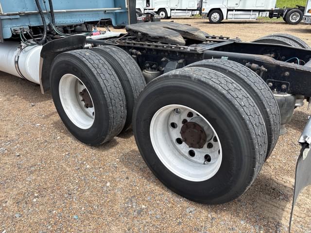Image of Freightliner FLD132 equipment image 4
