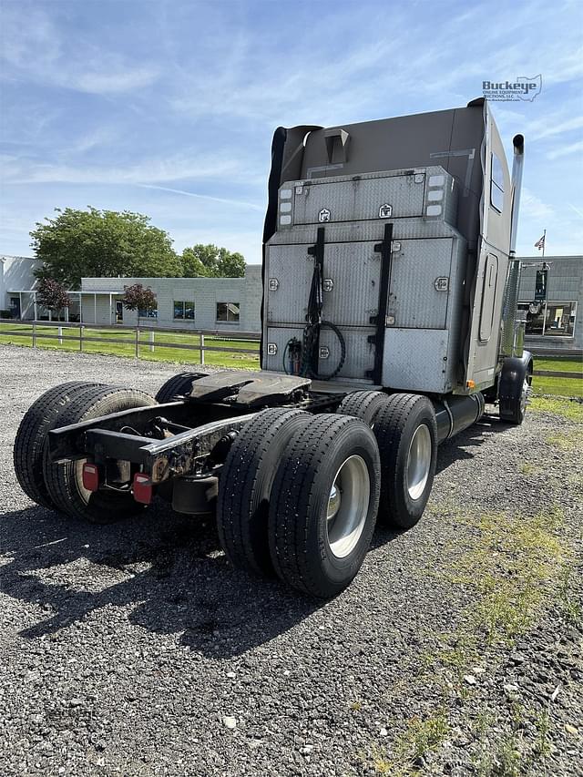 Image of Freightliner FLD132 Classic XL equipment image 2