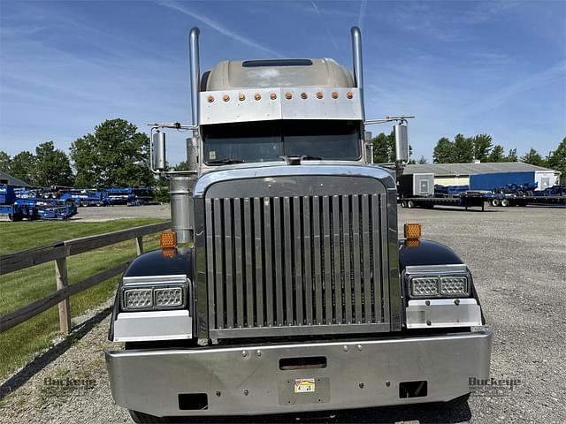 Image of Freightliner FLD132 Classic XL equipment image 3