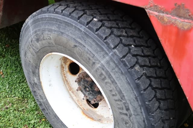 Image of Freightliner FL70 equipment image 2