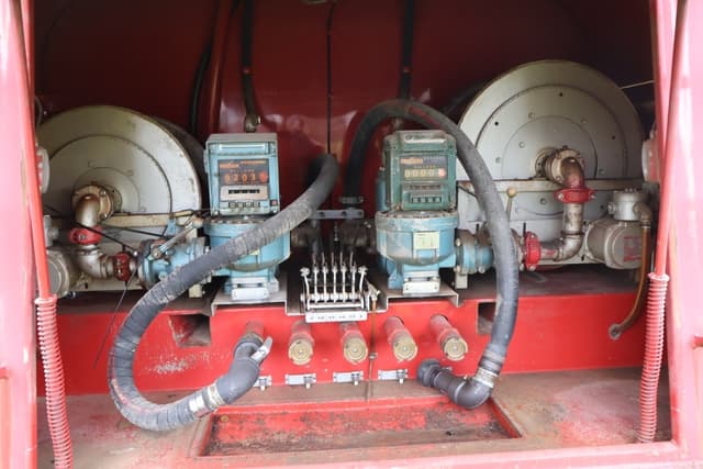 Image of Freightliner FL70 equipment image 4