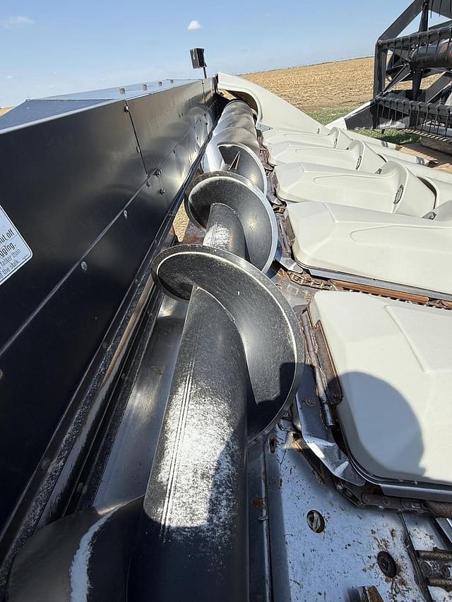 Image of Gleaner 630 equipment image 3