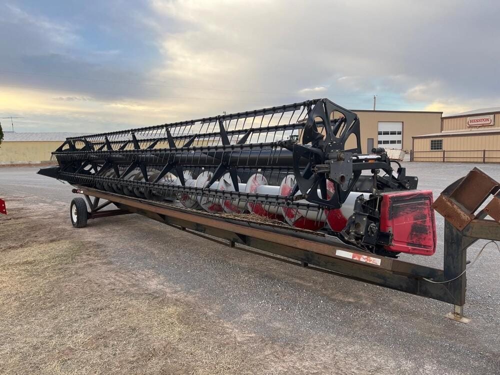 2003 Gleaner 8000 Equipment Image0