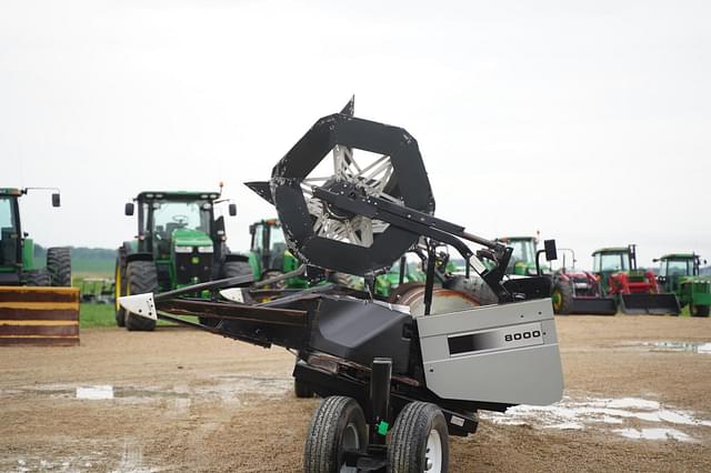 Image of Gleaner 8000 equipment image 3