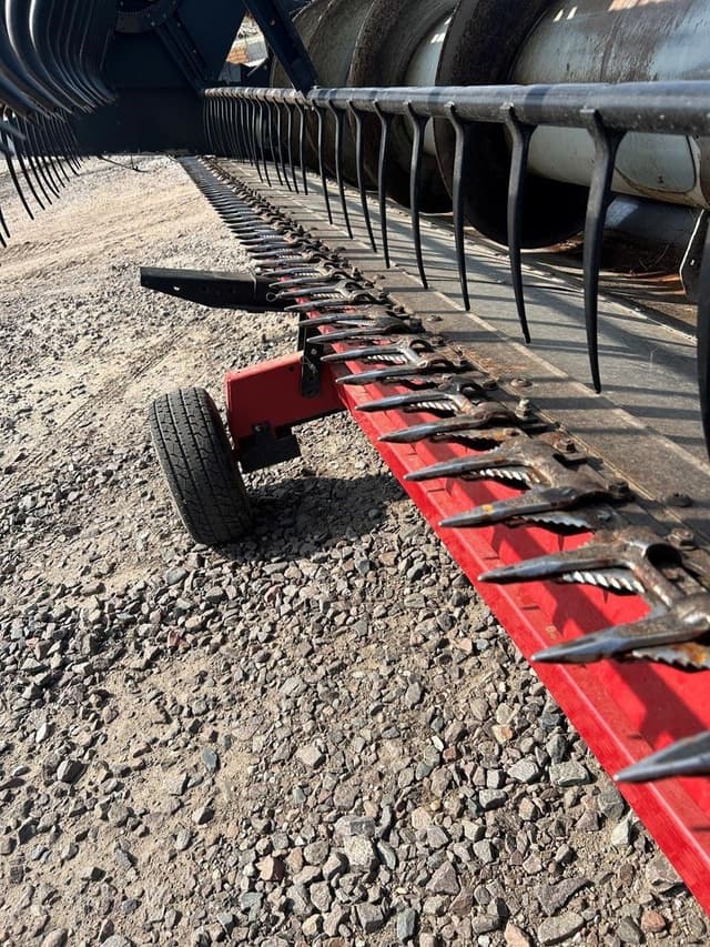 Image of Gleaner 8000 equipment image 3