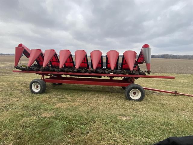 Image of Gleaner 830 equipment image 1