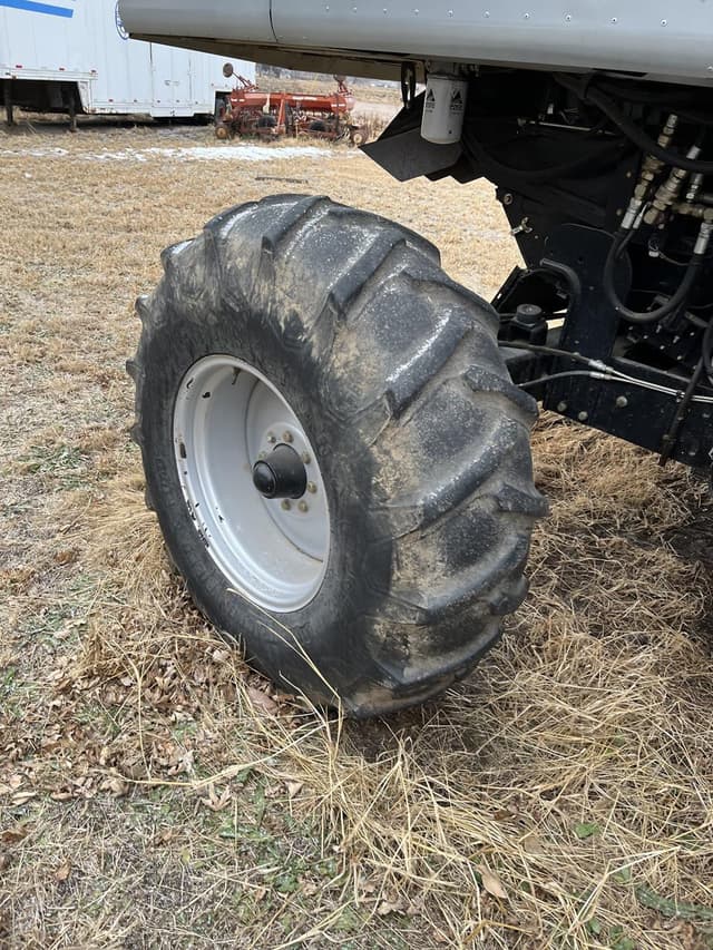 Image of Gleaner R65 equipment image 3