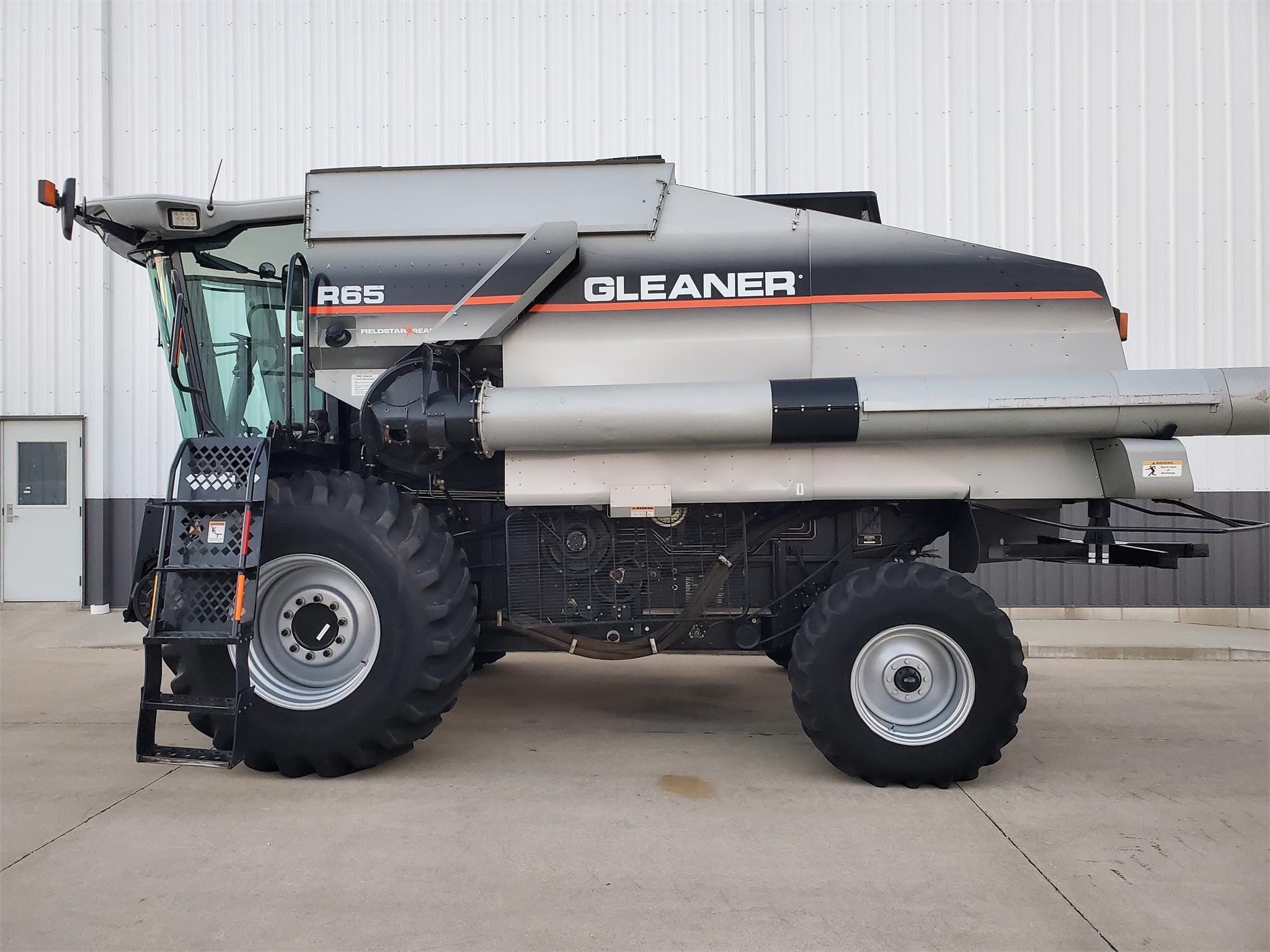 Main image Gleaner R65