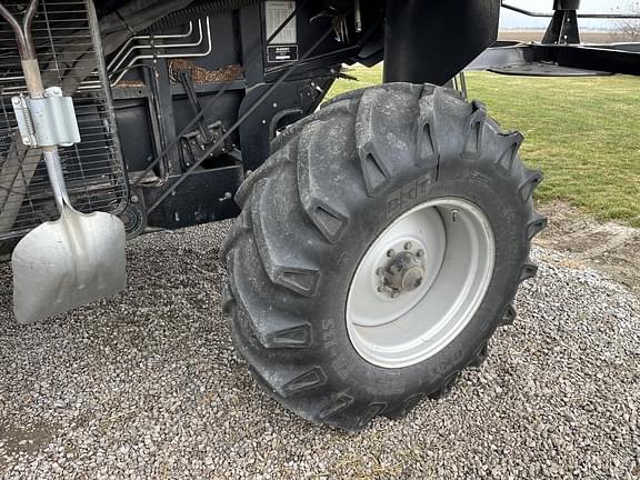 Image of Gleaner R65 equipment image 3