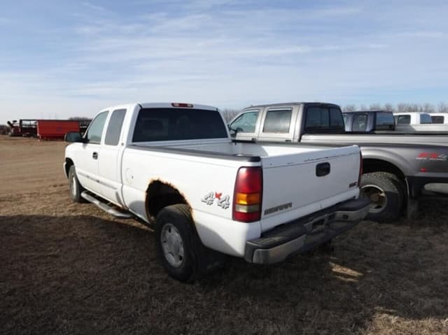 Image of GMC Sierra 1500 equipment image 3