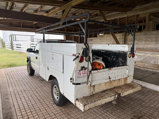 Image of GMC 2500HD equipment image 2