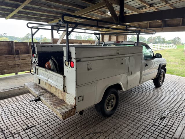 Image of GMC 2500HD equipment image 4