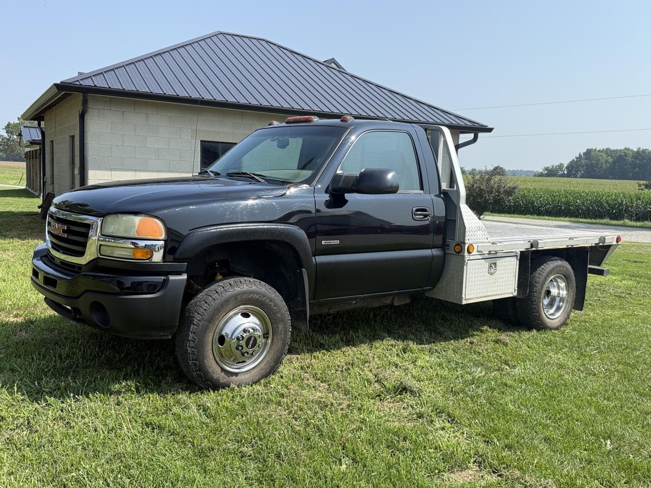 2003 GMC 3500 Equipment Image0