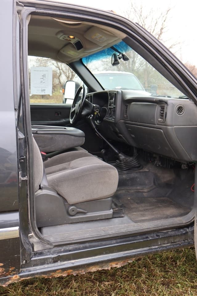 Image of GMC K2500 equipment image 3