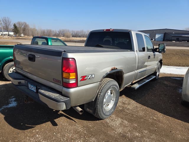 Image of GMC Sierra 1500 equipment image 3