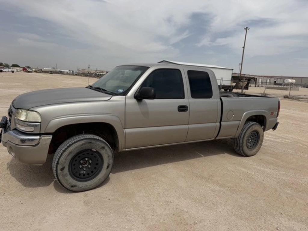 2003 GMC 1500 Equipment Image0