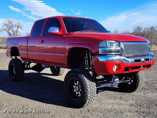 Image of GMC Sierra 1500 equipment image 2