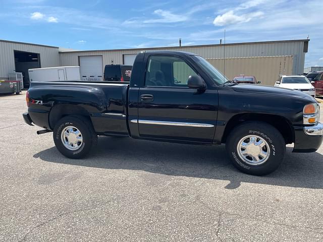 Image of GMC Sierra 1500 equipment image 3