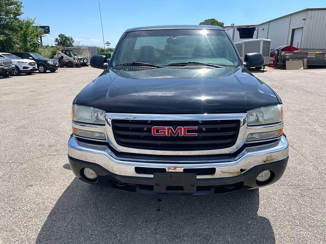 Image of GMC Sierra 1500 equipment image 1